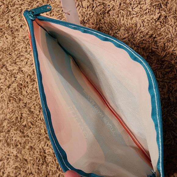 Thrive Causemetics Travel Bag - Picture 3 of 3